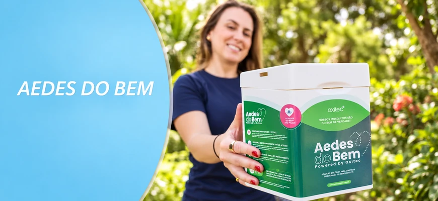 Mulher com a embalagem original Aedes do Bem da Oxitec